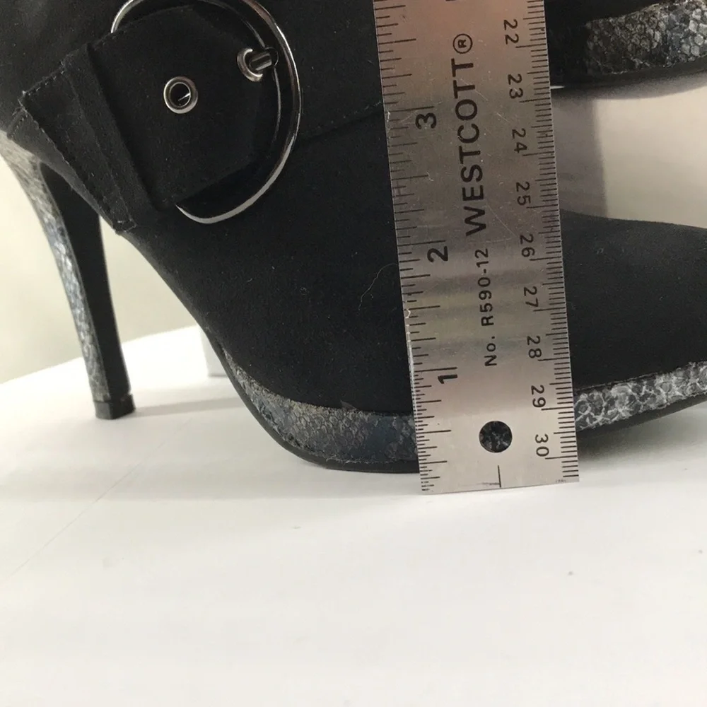 9&CO Women’s JJRAIDEL Black Faux Suede/Snakeskin 4” Heal Ankle Bootie, Buckle—6M